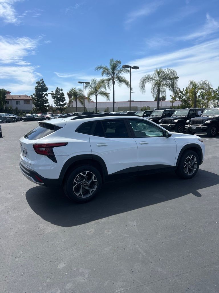 Thumbnail: 2025 Chevrolet Trax - 8