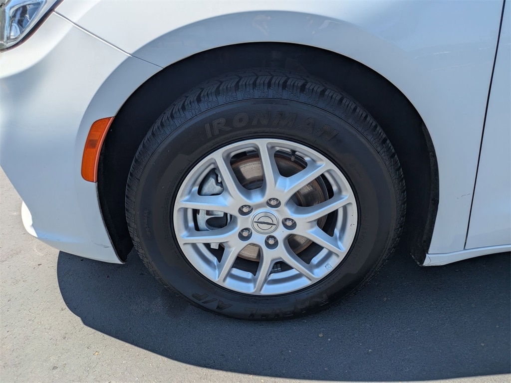 2023 Chrysler Pacifica Touring L 13
