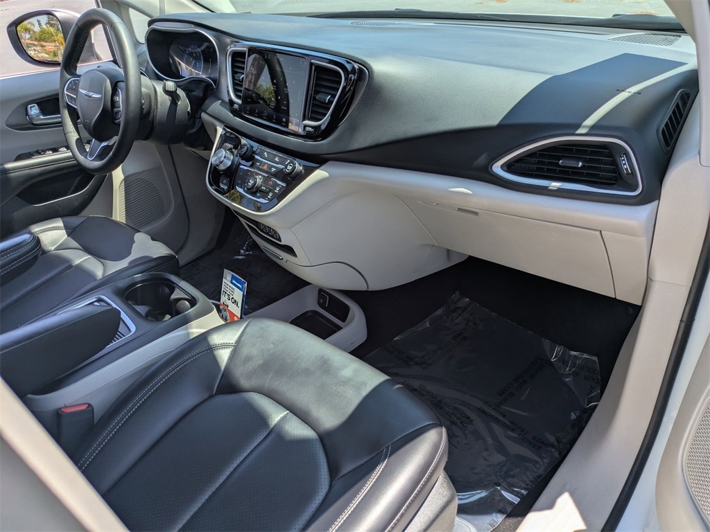 2023 Chrysler Pacifica Touring L 32