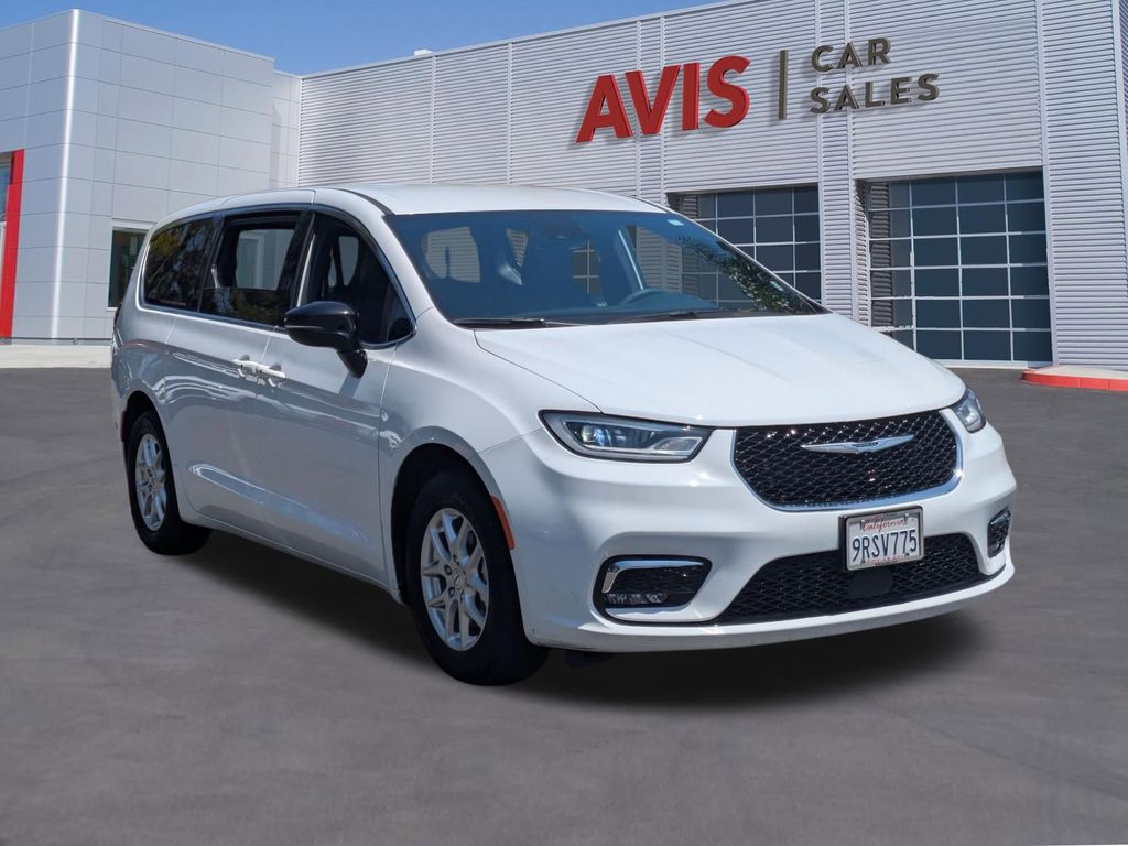 Thumbnail: 2025 Chrysler Pacifica - 3