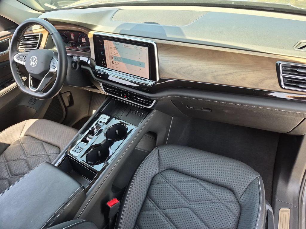 2025 Volkswagen Atlas SE w/Tech - Photo 32