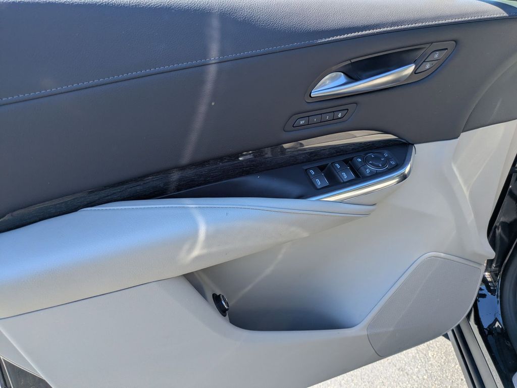 Thumbnail: 2023 Cadillac XT4 - 15