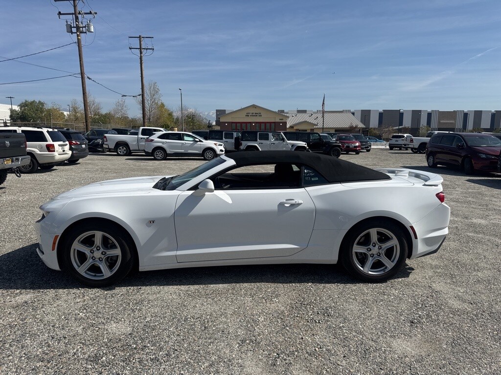 2023 Chevrolet Camaro 1LT photo 2