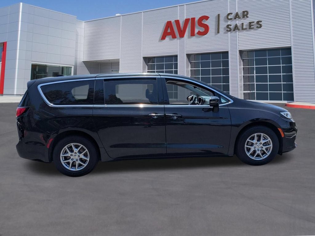 Thumbnail: 2023 Chrysler Pacifica - 5