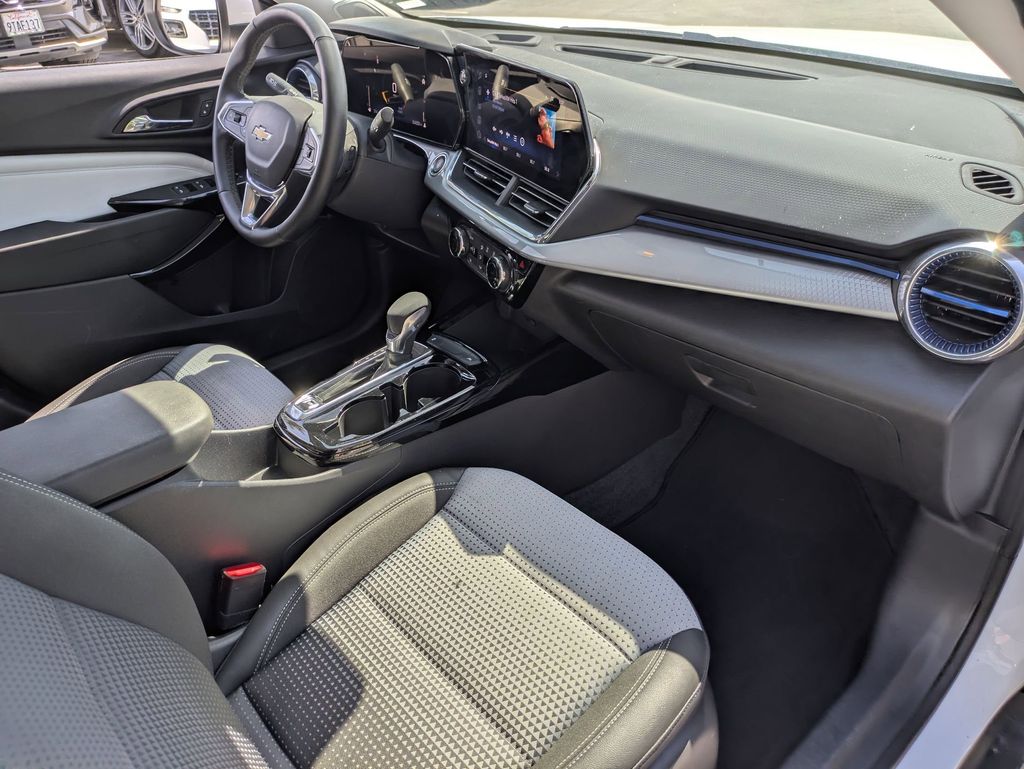 Thumbnail: 2025 Chevrolet Trax - 31
