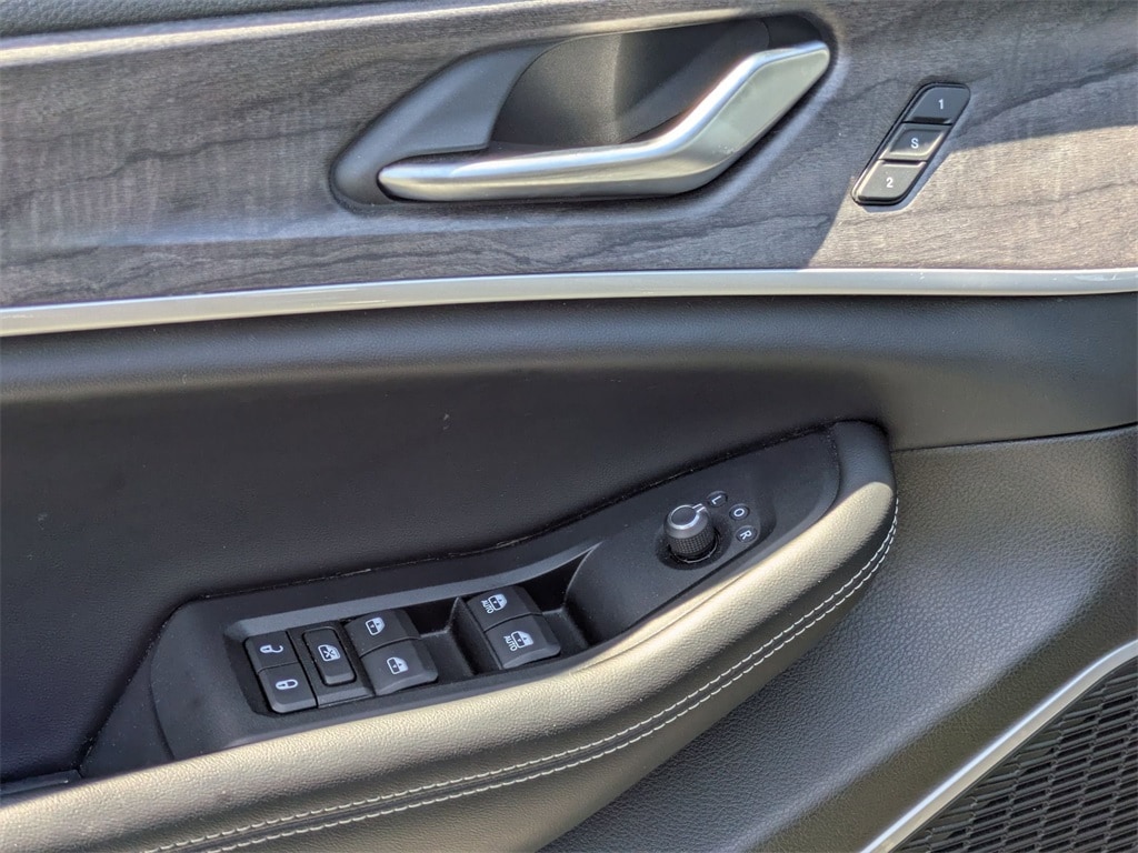 Thumbnail: 2023 Jeep Grand Cherokee - 15