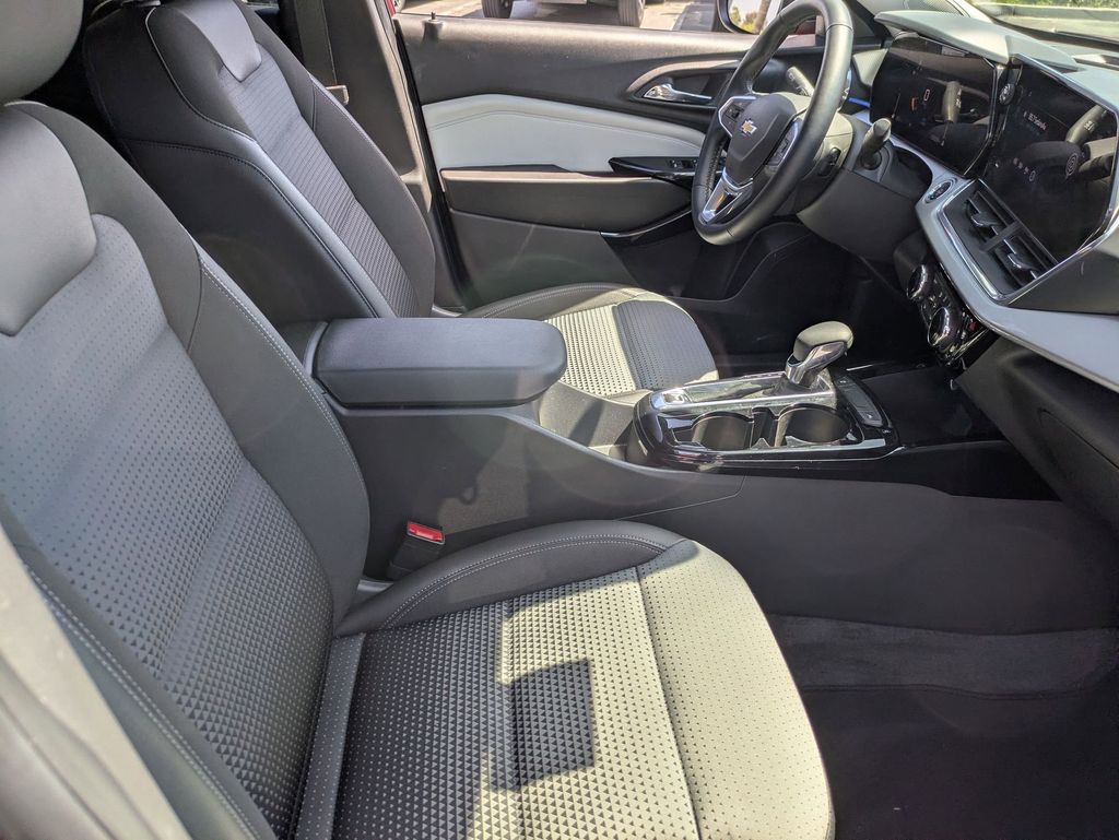 Thumbnail: 2025 Chevrolet Trax - 30