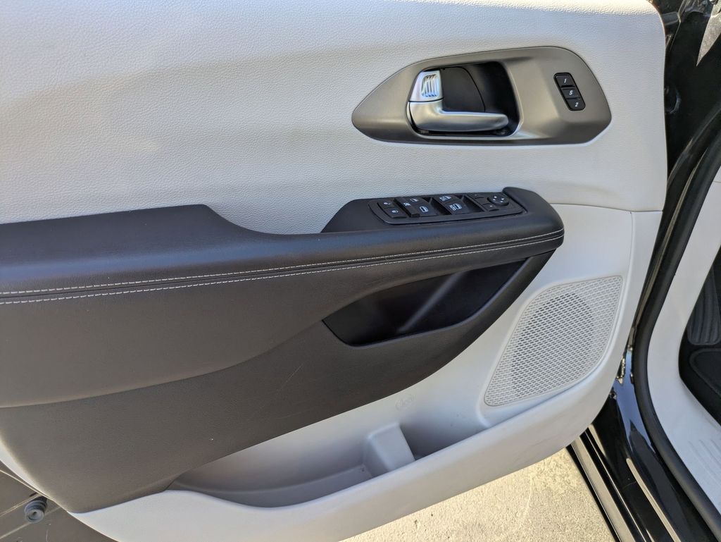 Thumbnail: 2023 Chrysler Pacifica - 15