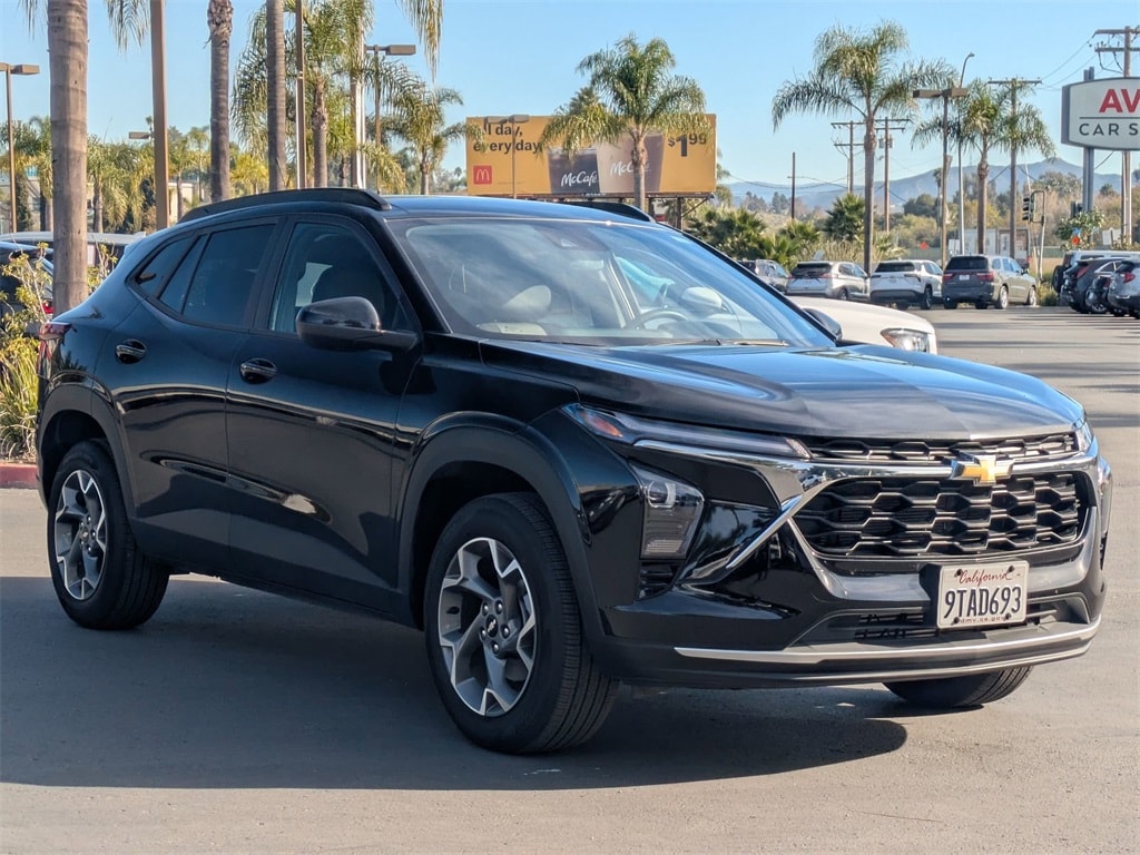 Thumbnail: 2025 Chevrolet Trax - 3