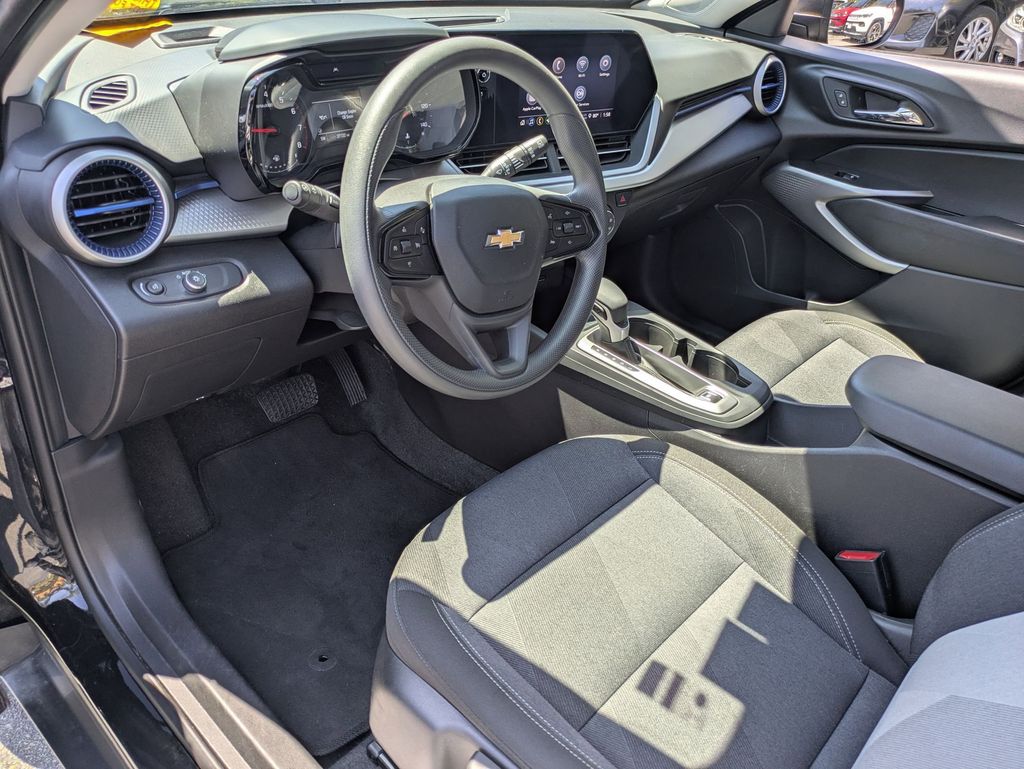 Thumbnail: 2025 Chevrolet Trax - 17
