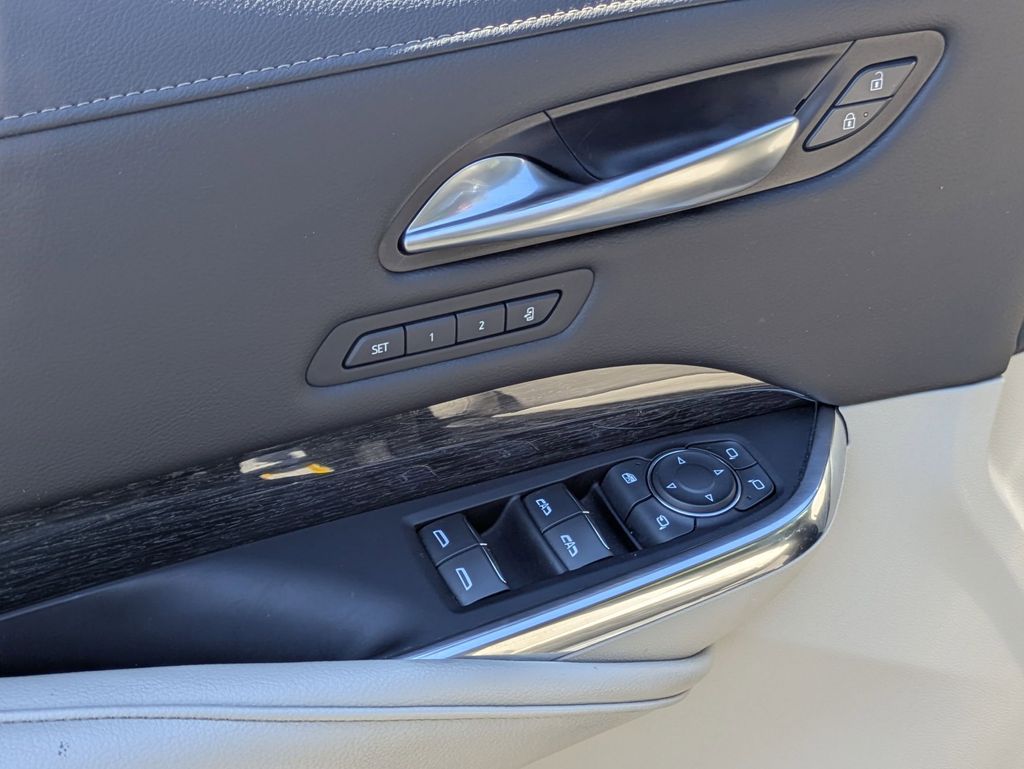 Thumbnail: 2023 Cadillac XT4 - 16