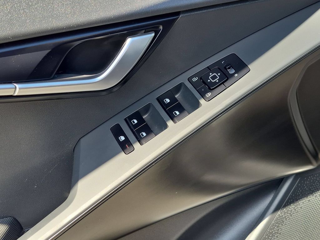 Thumbnail: 2025 Kia Niro - 13
