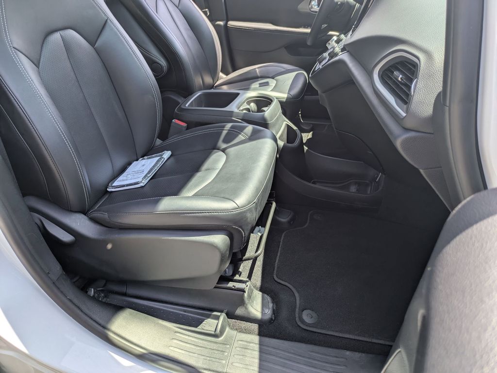 Thumbnail: 2025 Chrysler Pacifica - 29