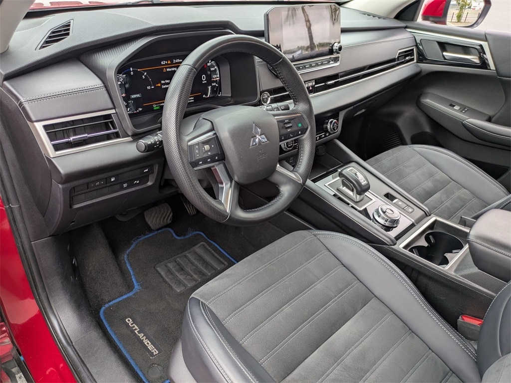 Thumbnail: 2023 Mitsubishi Outlander - 18