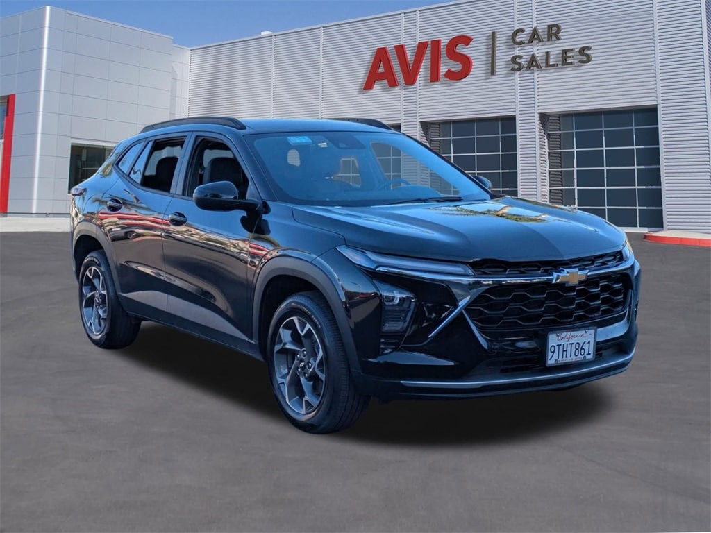 Thumbnail: 2025 Chevrolet Trax - 3