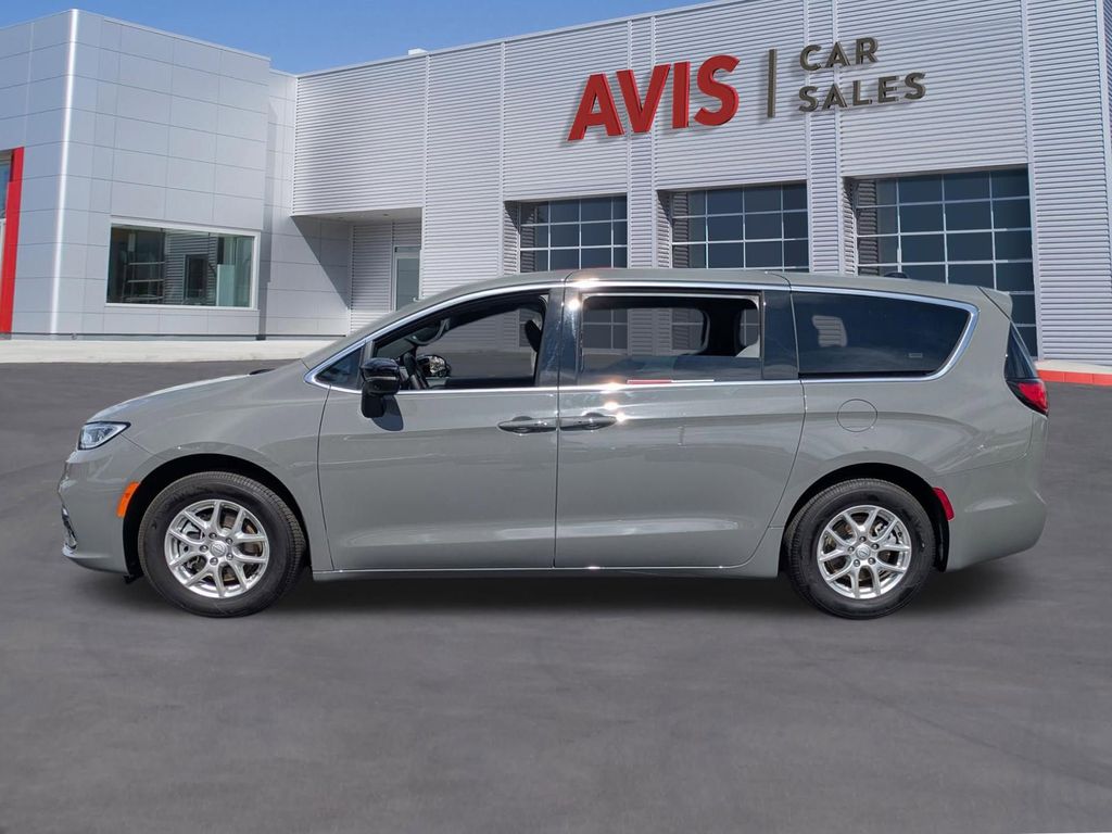 Thumbnail: 2025 Chrysler Pacifica - 10