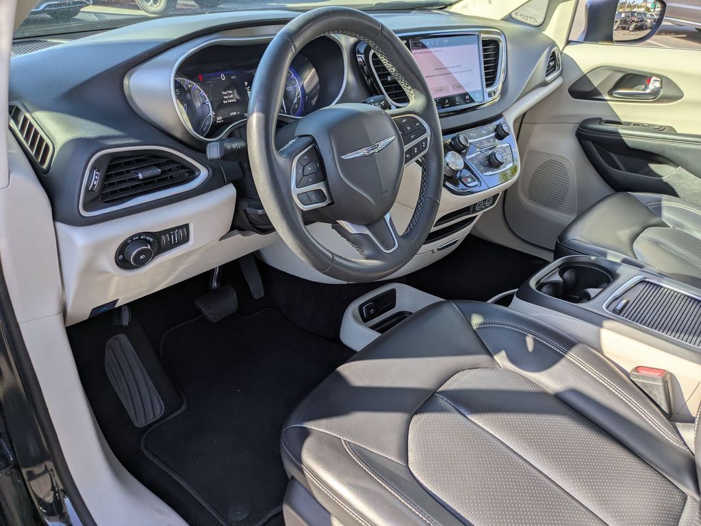 Thumbnail: 2023 Chrysler Pacifica - 17