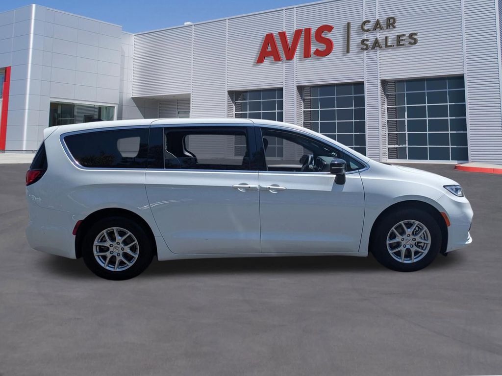 Thumbnail: 2025 Chrysler Pacifica - 5