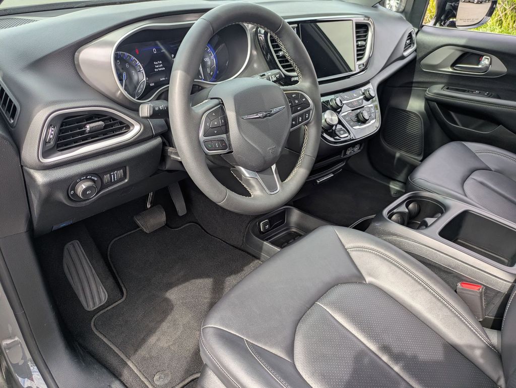 Thumbnail: 2025 Chrysler Pacifica - 17