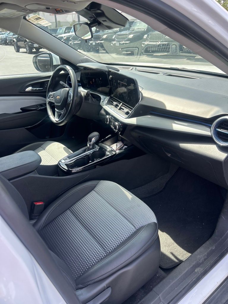 Thumbnail: 2025 Chevrolet Trax - 17