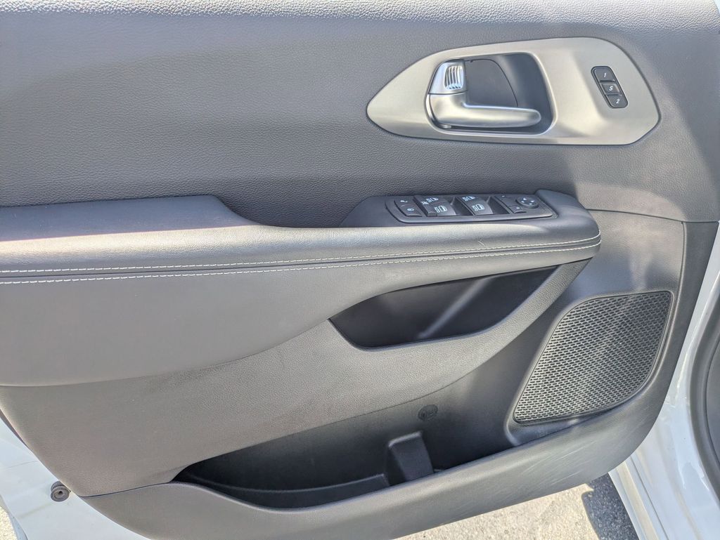 Thumbnail: 2025 Chrysler Pacifica - 15