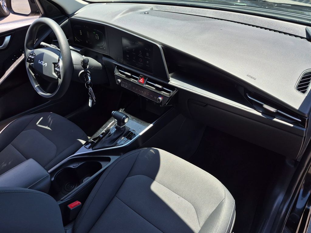 Thumbnail: 2025 Kia Niro - 32