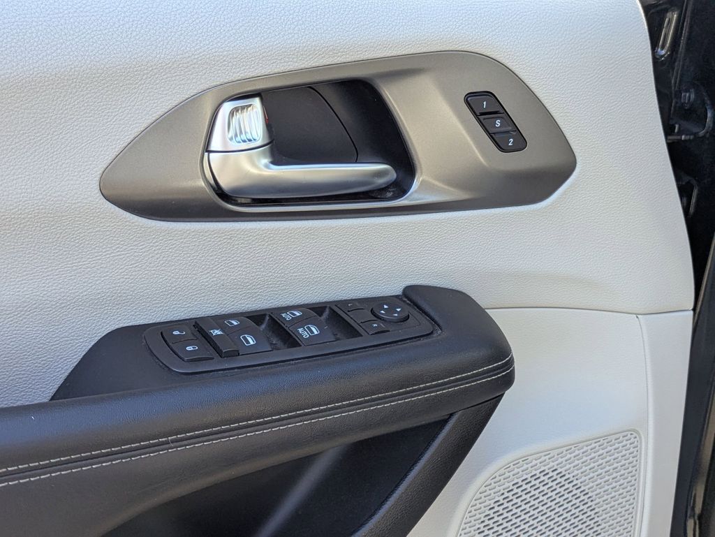 Thumbnail: 2023 Chrysler Pacifica - 16