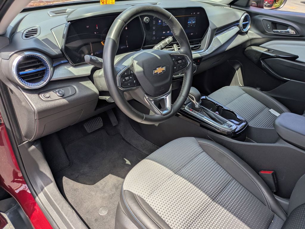 Thumbnail: 2025 Chevrolet Trax - 17