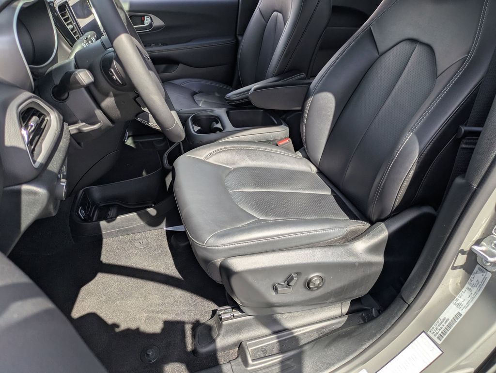 Thumbnail: 2025 Chrysler Pacifica - 14