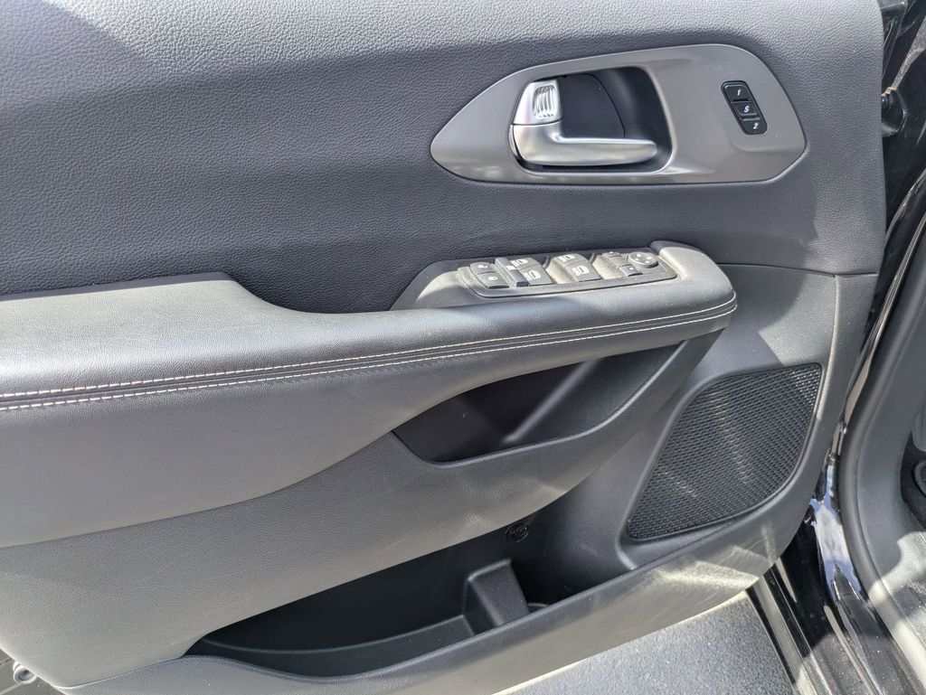 Thumbnail: 2025 Chrysler Pacifica - 15