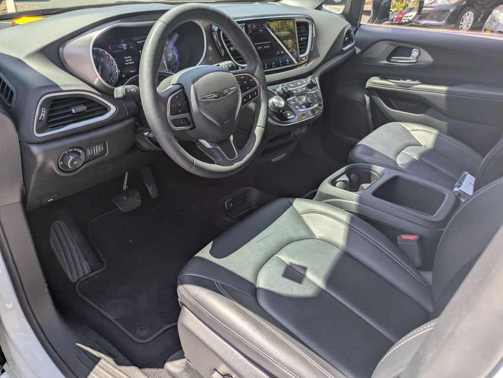Thumbnail: 2025 Chrysler Pacifica - 17