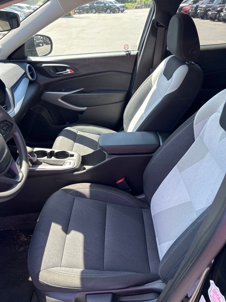 Thumbnail: 2025 Chevrolet Trax - 12