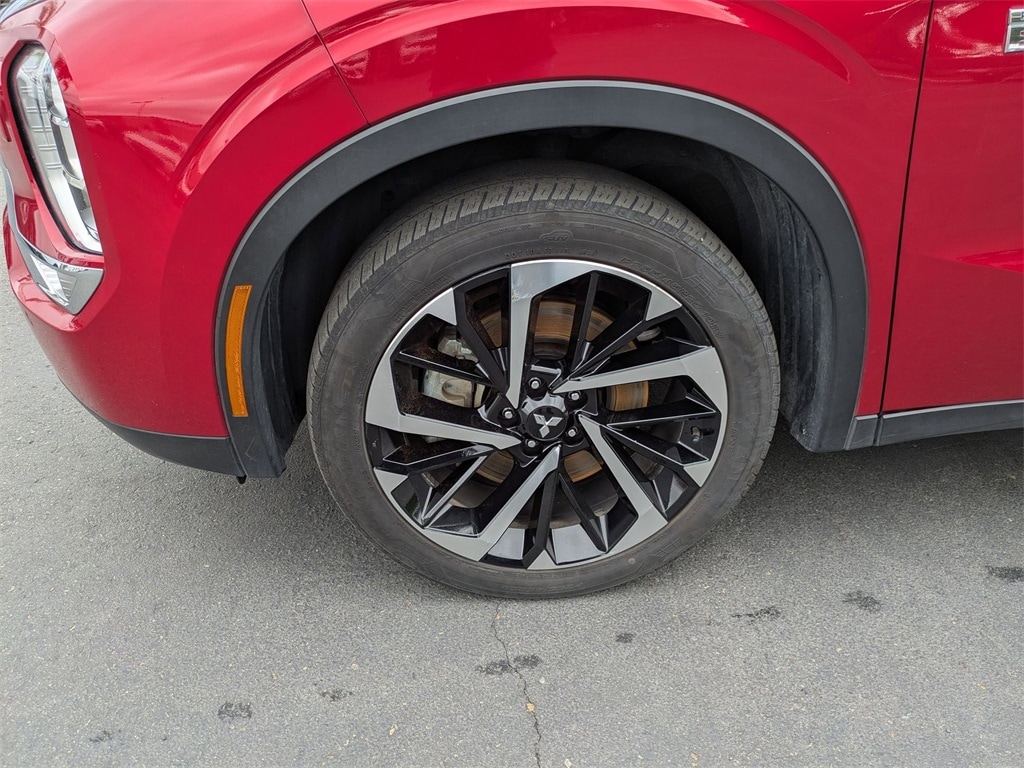 Thumbnail: 2023 Mitsubishi Outlander - 13