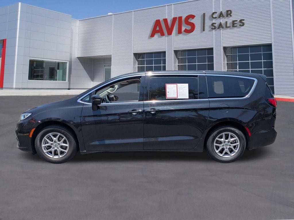 Thumbnail: 2023 Chrysler Pacifica - 10
