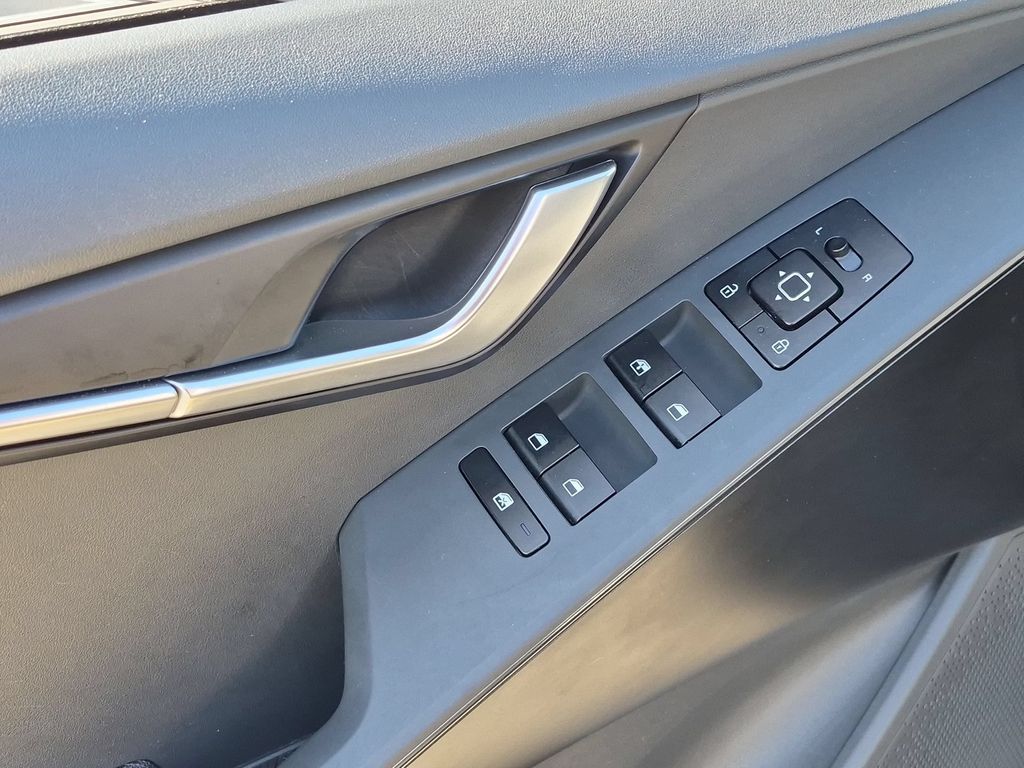 Thumbnail: 2025 Kia Niro - 13