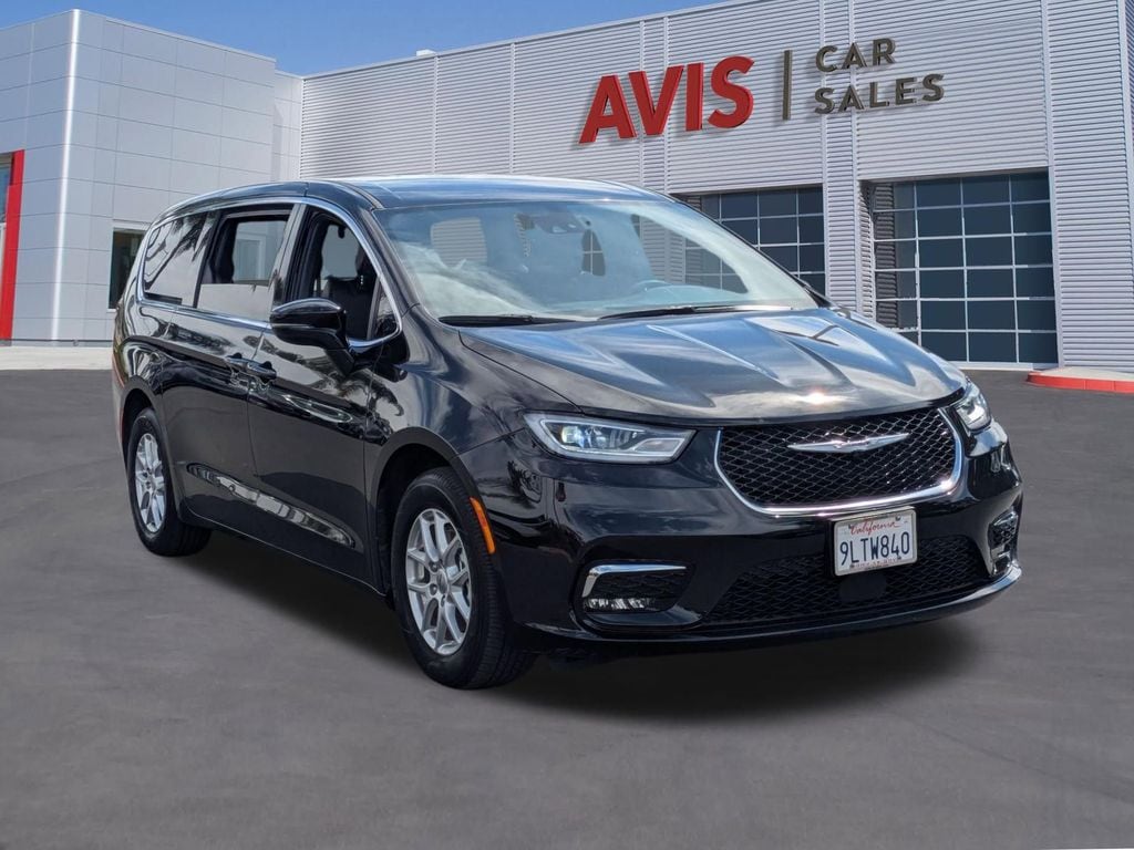 Thumbnail: 2025 Chrysler Pacifica - 3