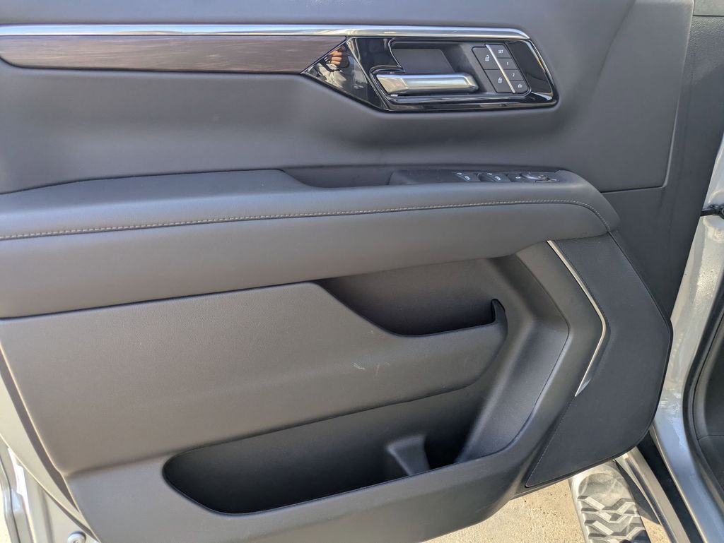 Thumbnail: 2025 Chevrolet Suburban - 15