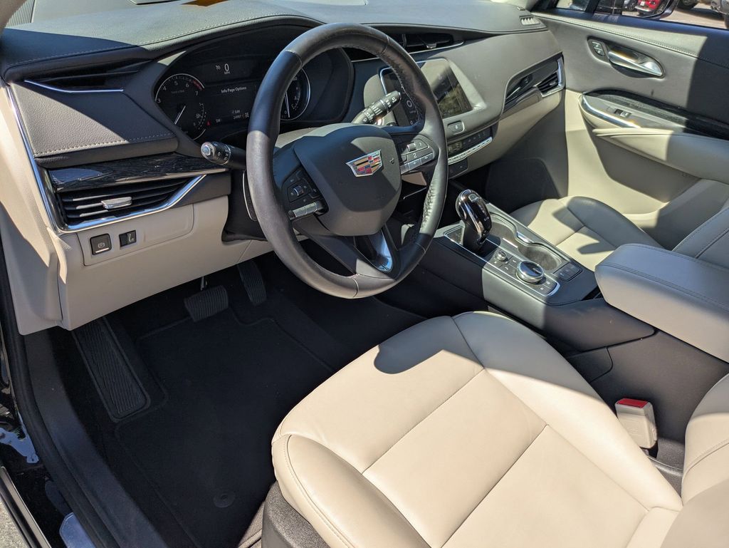 Thumbnail: 2023 Cadillac XT4 - 17