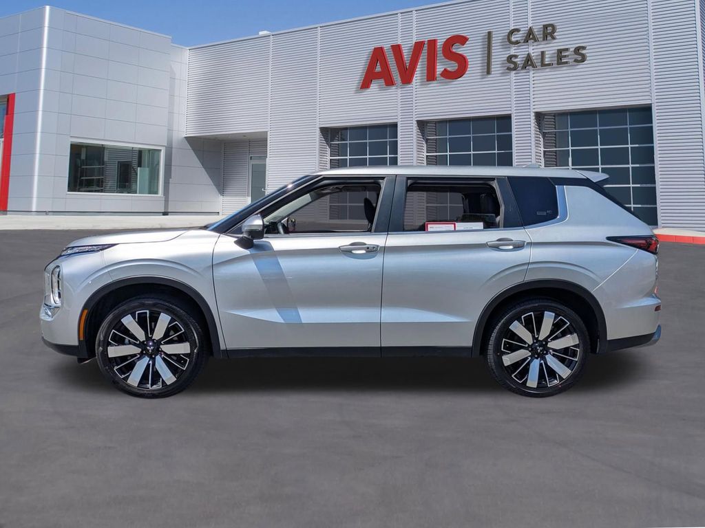 Thumbnail: 2025 Mitsubishi Outlander - 10