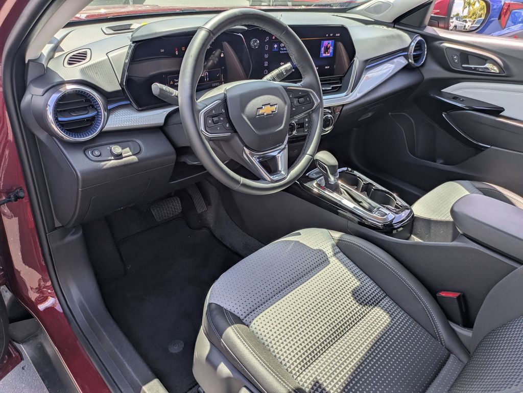 Thumbnail: 2025 Chevrolet Trax - 17