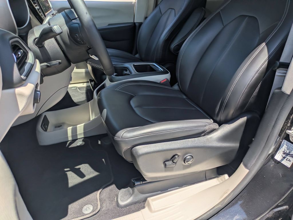 Thumbnail: 2023 Chrysler Pacifica - 14
