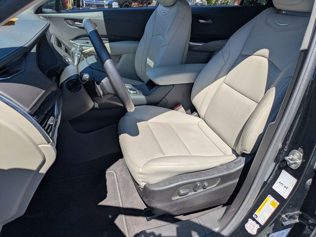 Thumbnail: 2023 Cadillac XT4 - 14