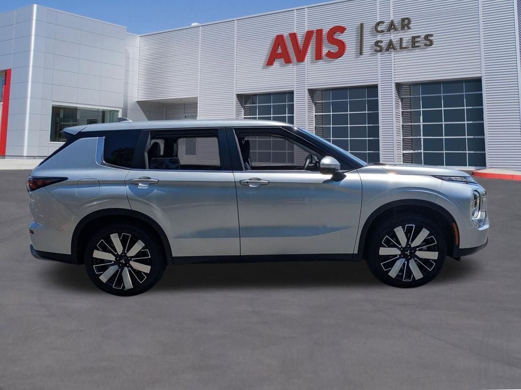 Thumbnail: 2025 Mitsubishi Outlander - 5