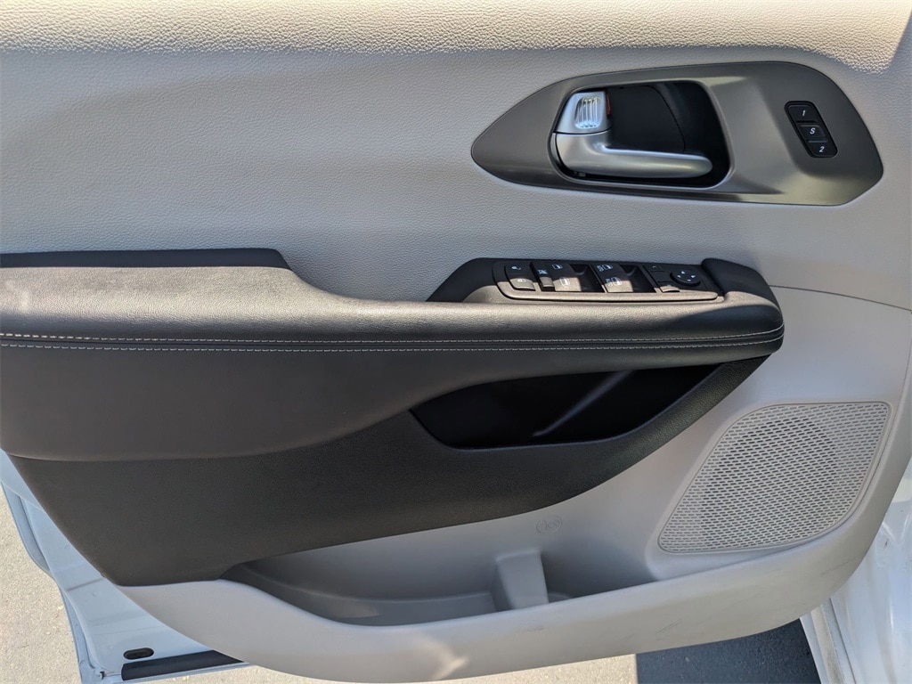 2023 Chrysler Pacifica Touring L 14