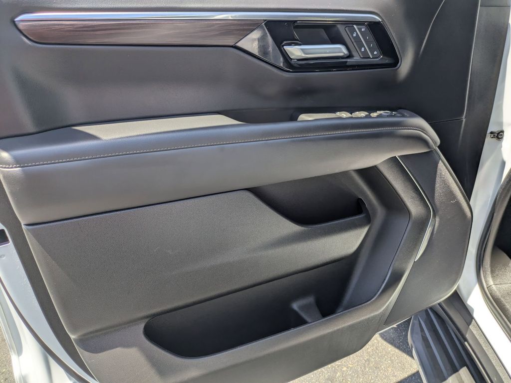 Thumbnail: 2025 Chevrolet Tahoe - 15