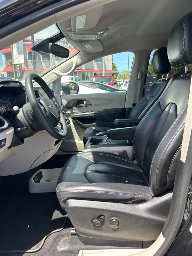Thumbnail: 2023 Chrysler Pacifica - 8