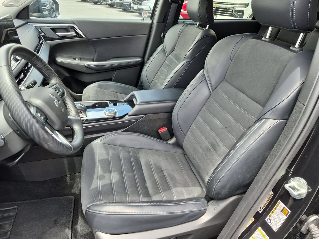 Thumbnail: 2025 Mitsubishi Outlander - 25