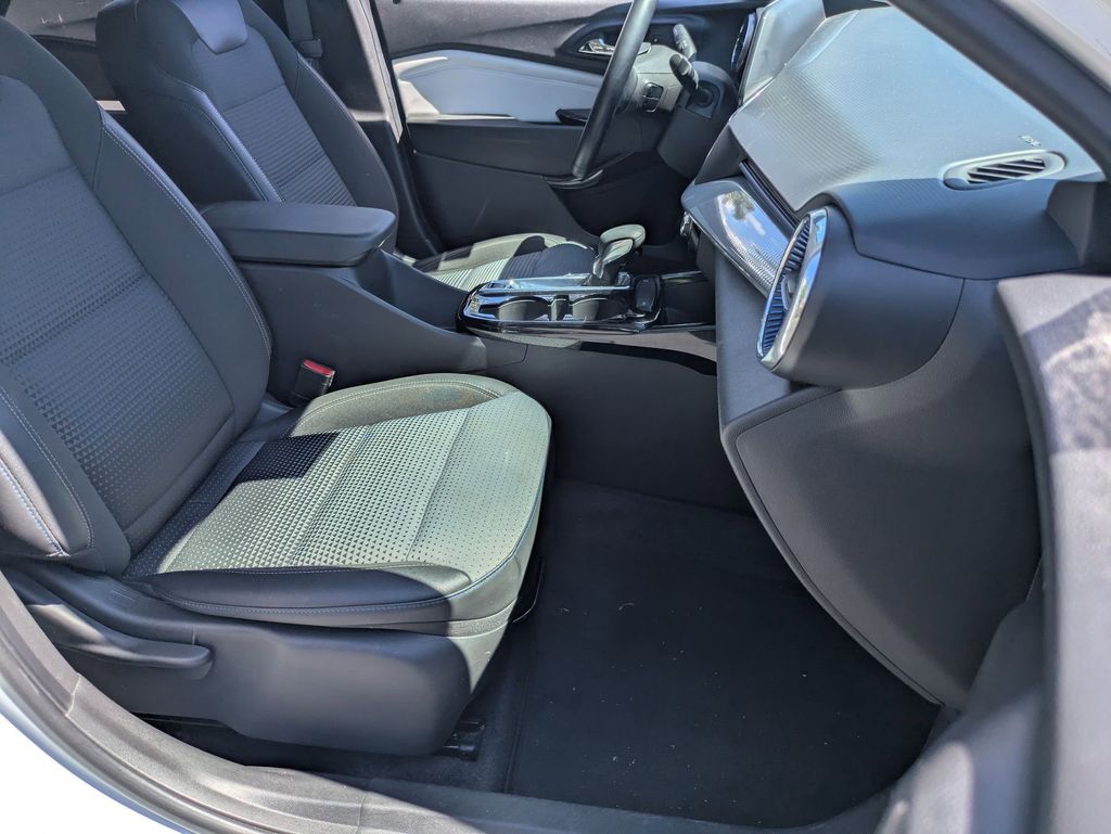 Thumbnail: 2025 Chevrolet Trax - 28