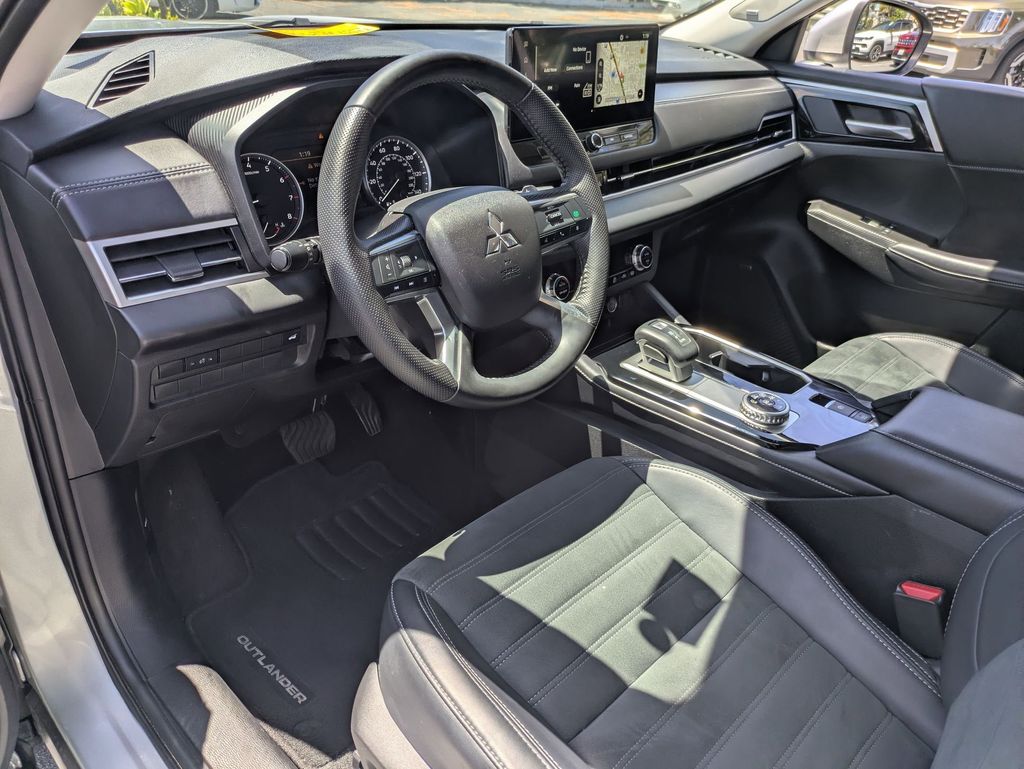 Thumbnail: 2025 Mitsubishi Outlander - 18