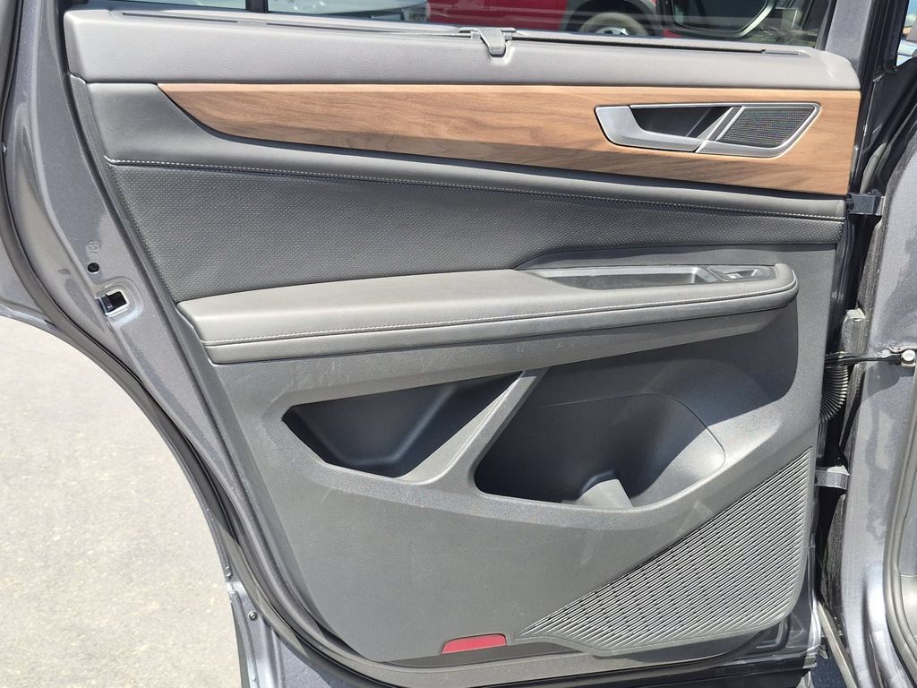 2025 Volkswagen Atlas SE w/Tech - Photo 27